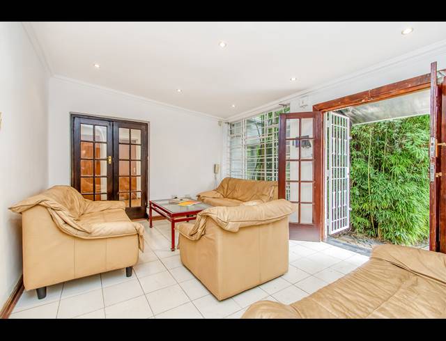 M² OFFICE TO LET IN THE GARDENS